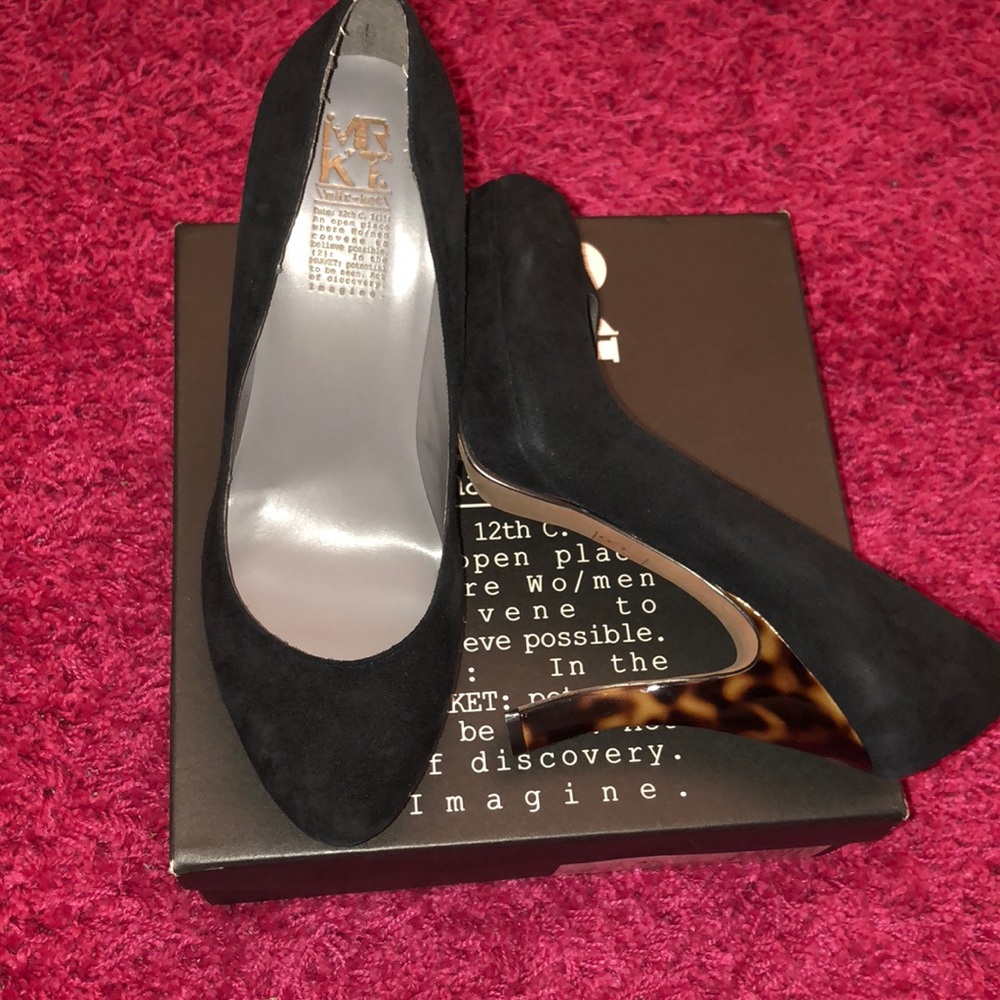 Black suede pumps with tortoiseshell heel